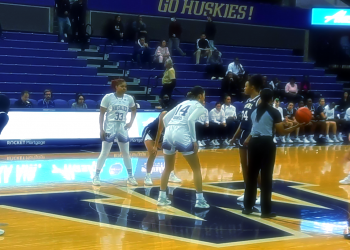 UW Huskies Survive Double Overtime, Defeat UCI 62-60 Behind Dominating Daniels