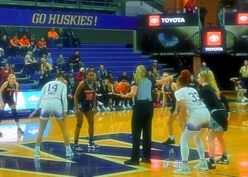 UW Huskies Pull Away Late Over Idaho State, 56-39
